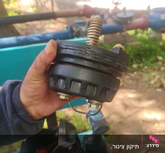 יד מחזיקה חלק פלסטיק עם קפיץ וברגים